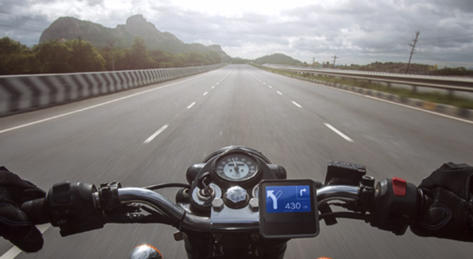 Maximus Pro display module mounted on bike handlebar